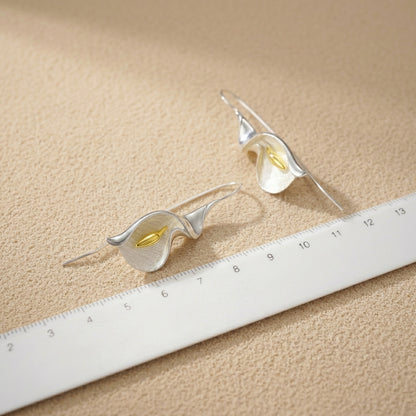 Bridal or bridesmaid Calla Lily jewelry, gold-plated silver flower earrings perfect for weddings and formal spring events.