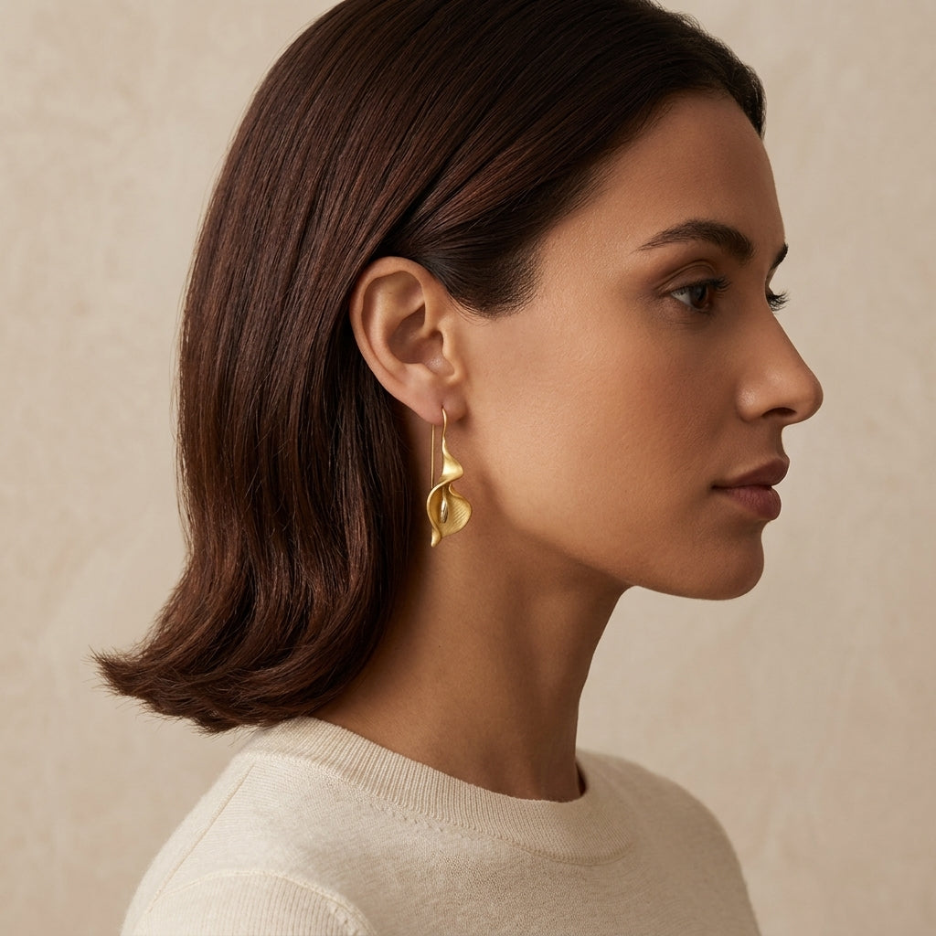 Elegant bridal Calla Lily jewelry, gold floral dangles perfect for weddings, anniversaries, or spring formal wear.