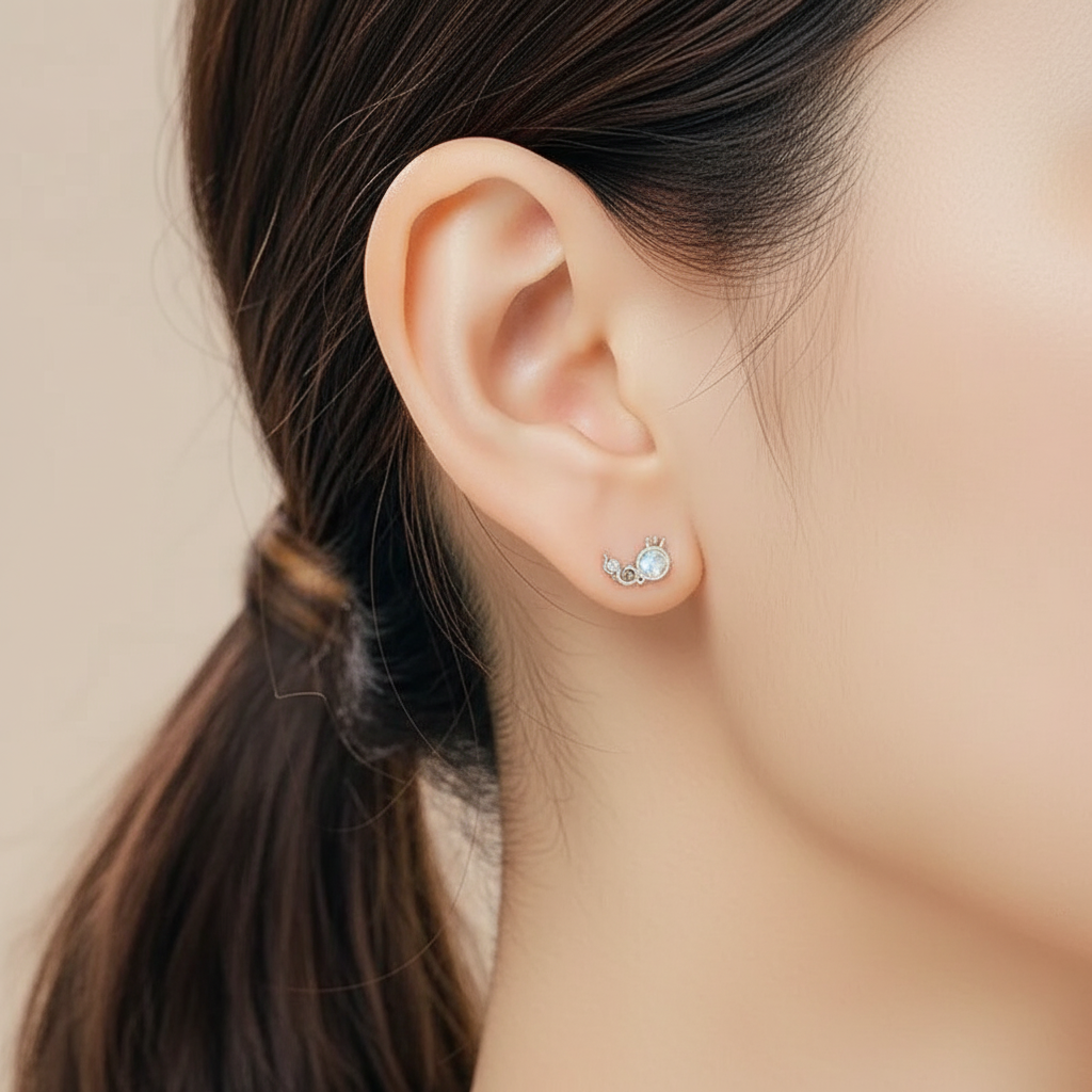 Caterpillarstud earring with blue zircon and secure screw back in sterling silver.