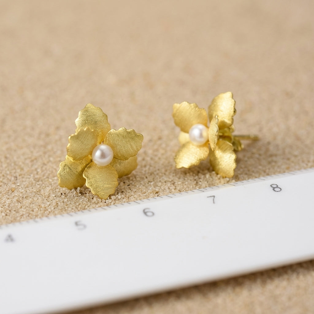 18kt flower stud fine earrings with a pearl 